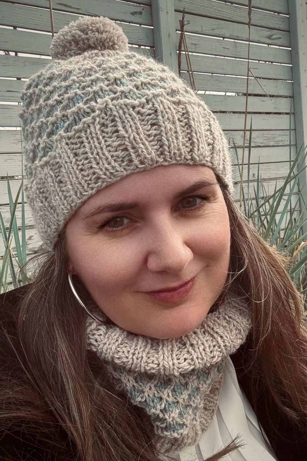 Porträt der Designerin, sie trägt das Set Dünenwind bestehend aus Loop und Mütze