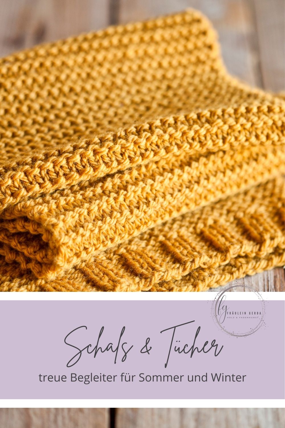 Gelber gestrickter Schal zusammengefaltet auf Holztisch, Fräulein Gerda Logo und Schriftzug Schals und Tücher