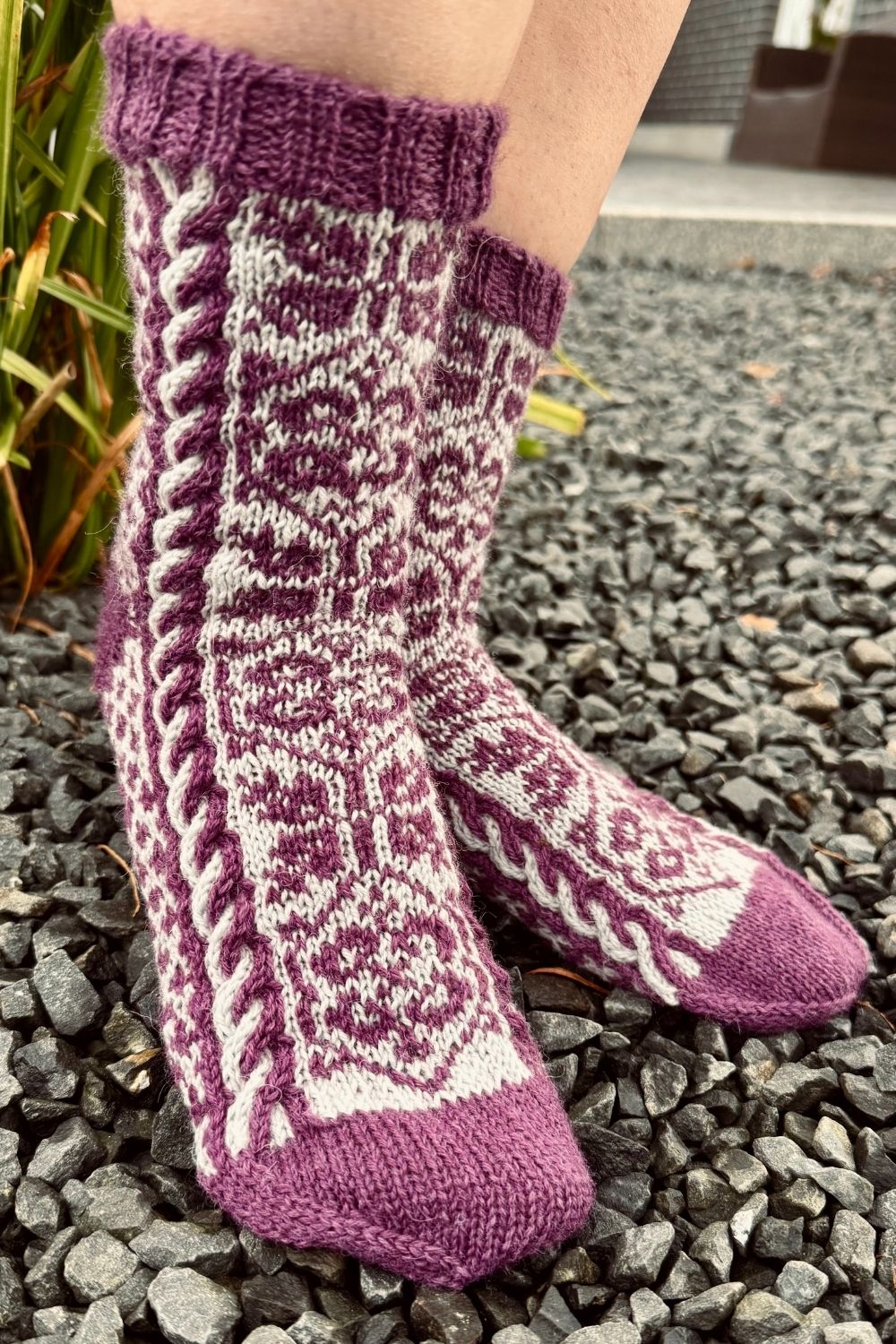 Datailfoto von schräg vorne der getragenen Socken Lost Gardens of Heligan mit Fokus auf den zweifarbigen, plastischen Zopf