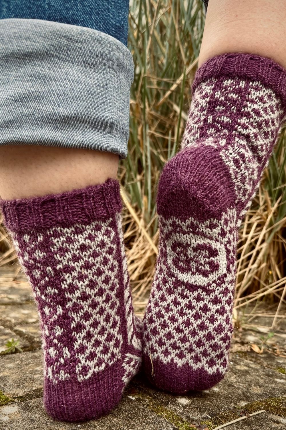 Die handgestrickten Socken Lost Gardens of Heligan gemütlich an den Füßen mit Fokus auf die Rückseite und Sohle