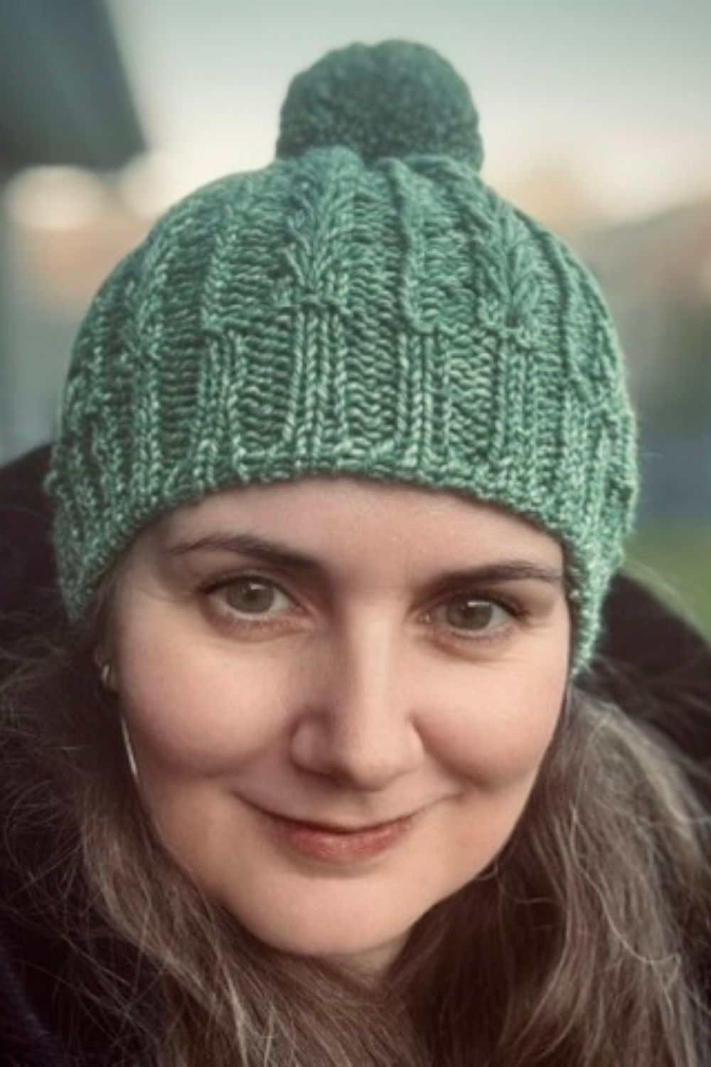 Strickanleitung für Mütze Elska mit Hebemaschen-Muster für Fortgeschrittene von Fräulein Gerda als PDF-Datei