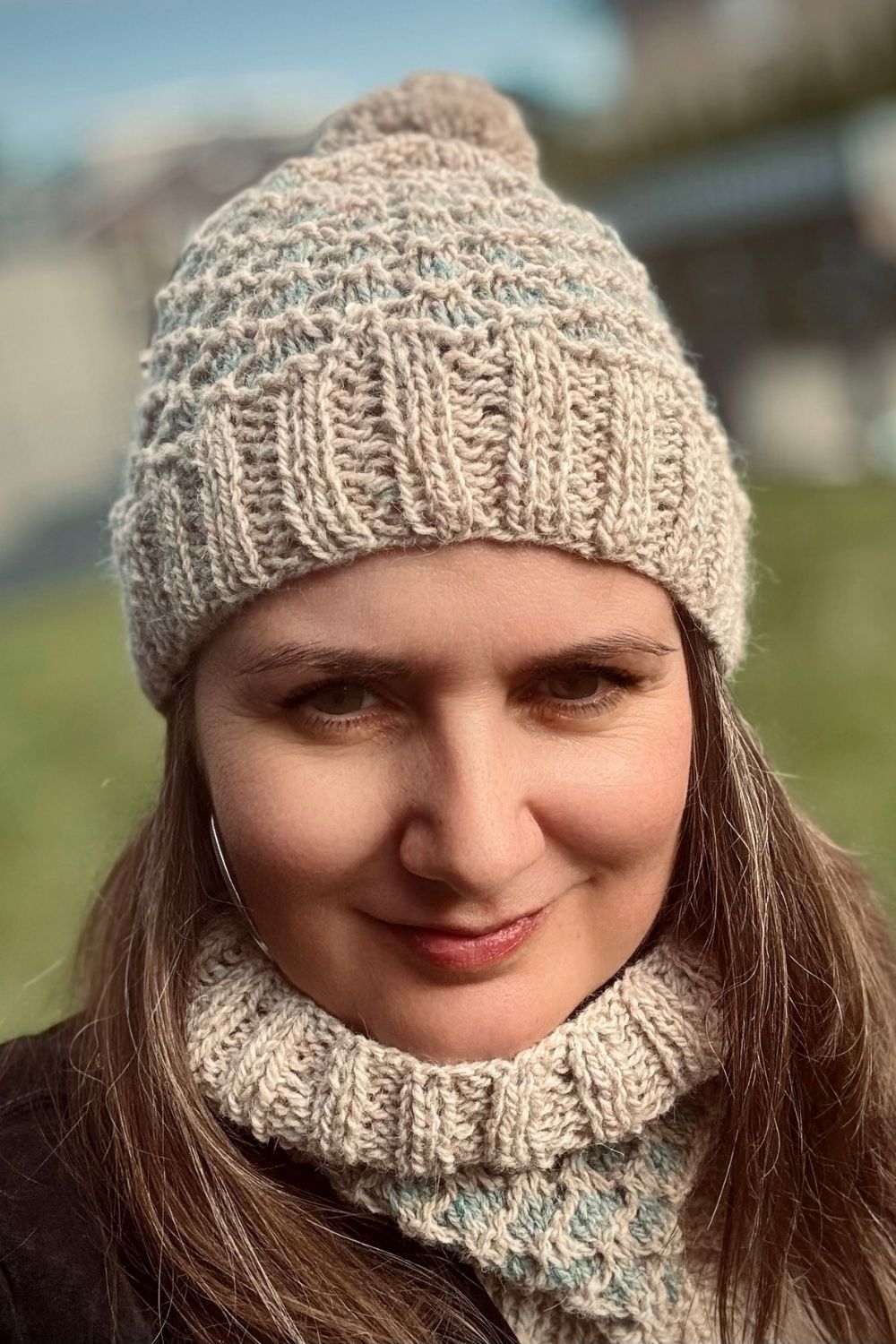 Mütze mit Bommel und Cowl Dünenwind von der Designerin getragen, aus Wolle von Hey Mama Wolf