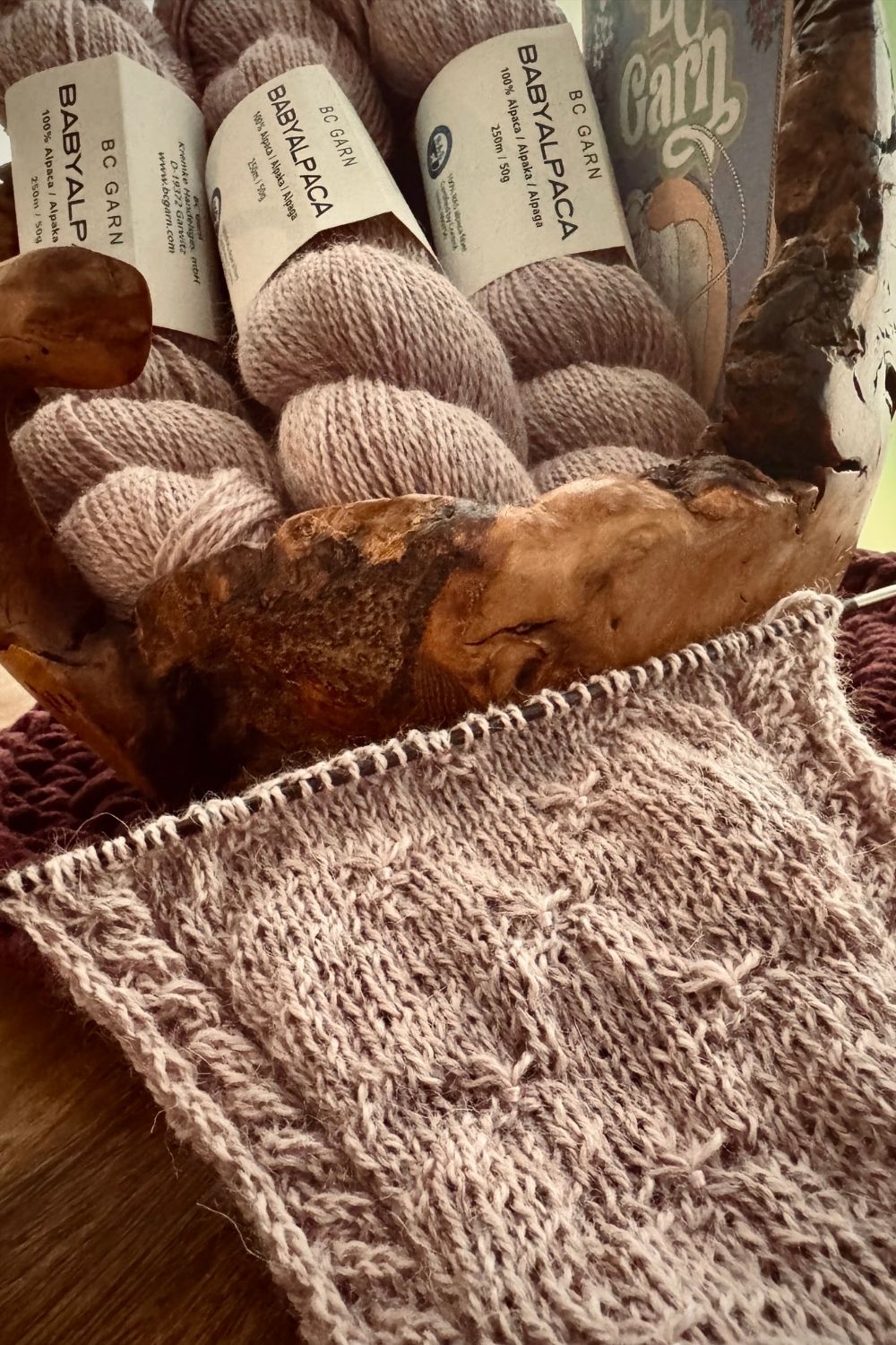 Materialübersicht für Tuch Lyra, verwendete Wolle BC Garn Babyalpaca und Stricknadeln in der Nadelstärke 2,5