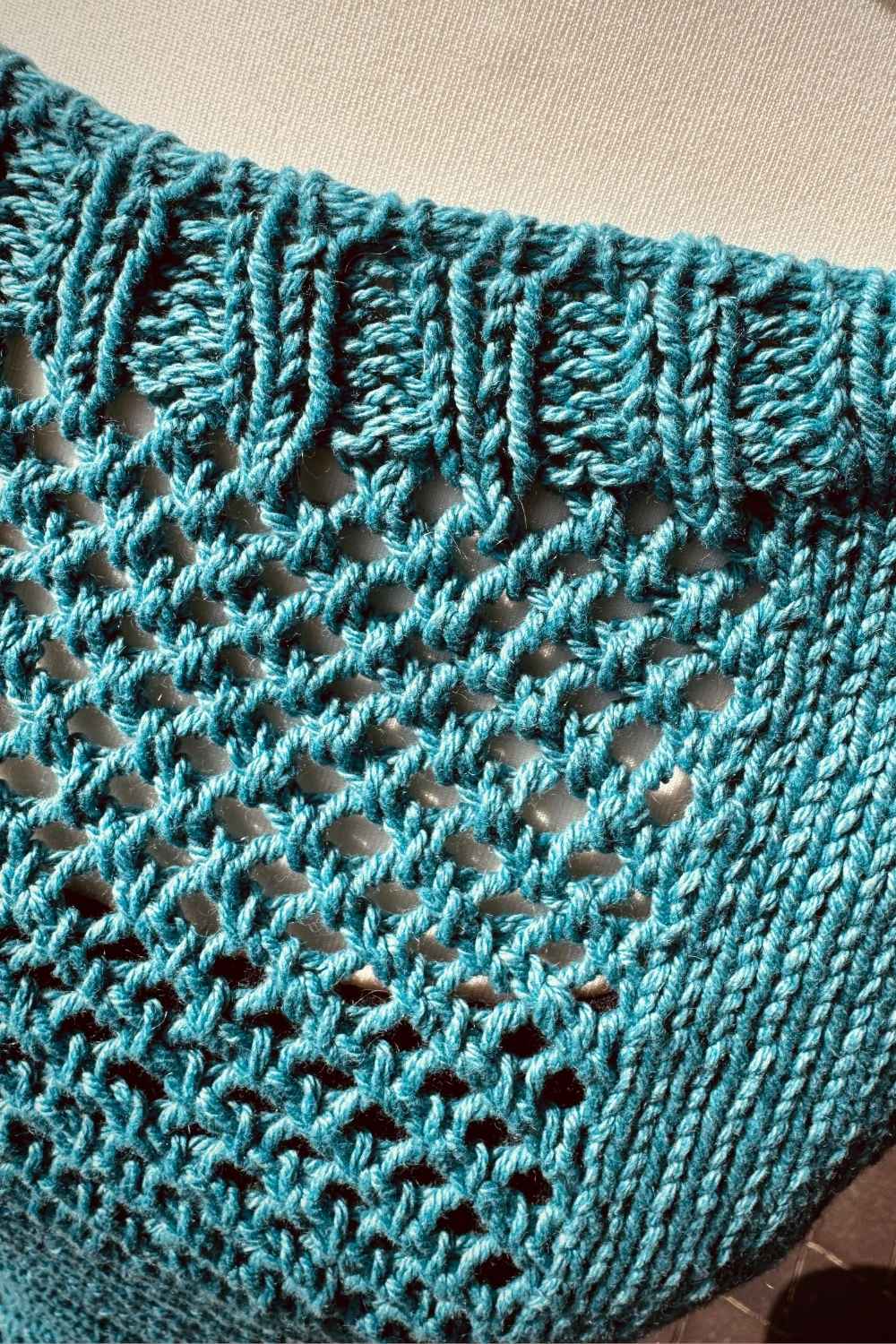 Detailansicht Tide & Treasure Slipover mit sommerlichen Lochmuster