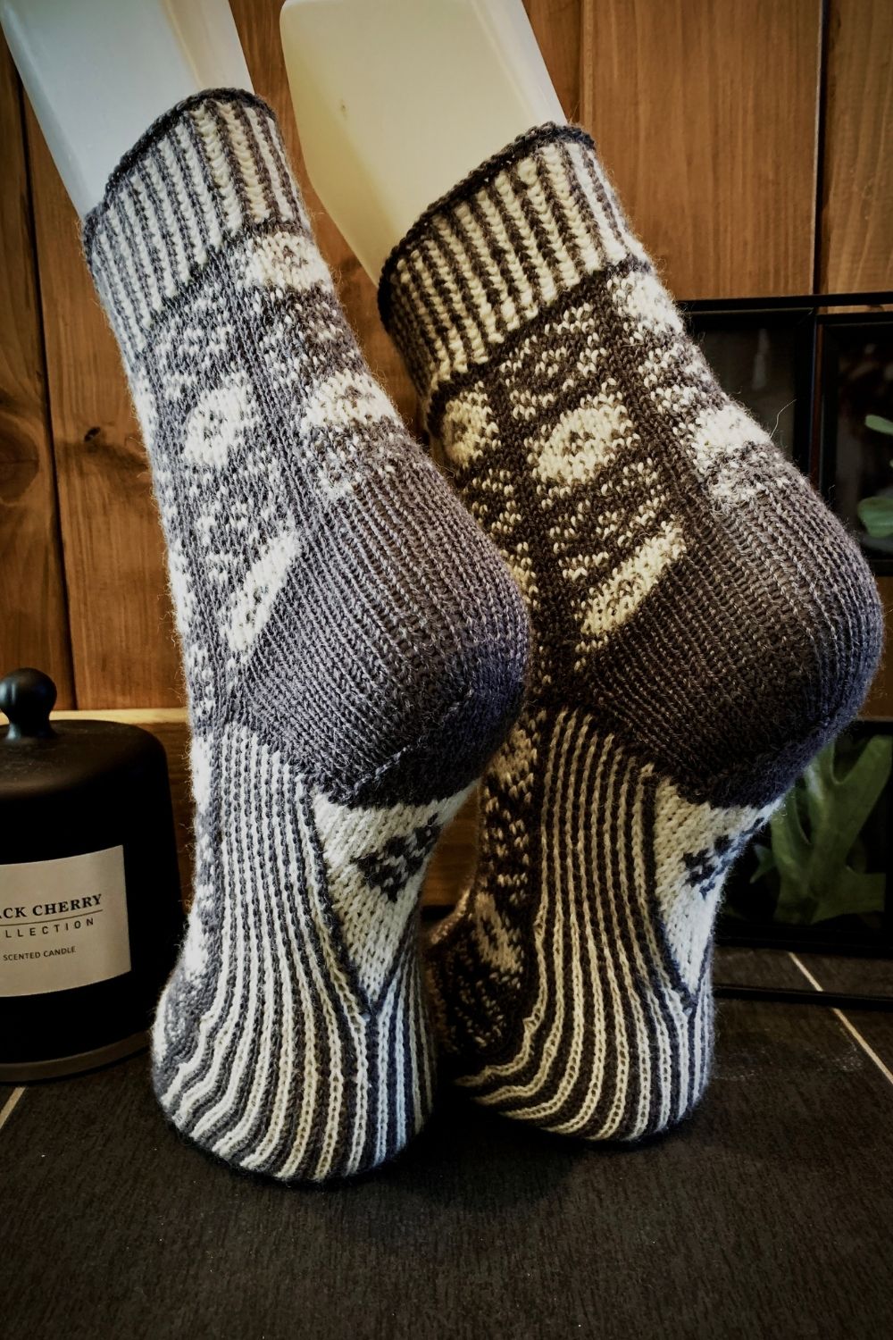 Gestrickte Socken Coat of Arms auf Sockenaufsteller präsentiert mit Fokus auf die besondere Sohle