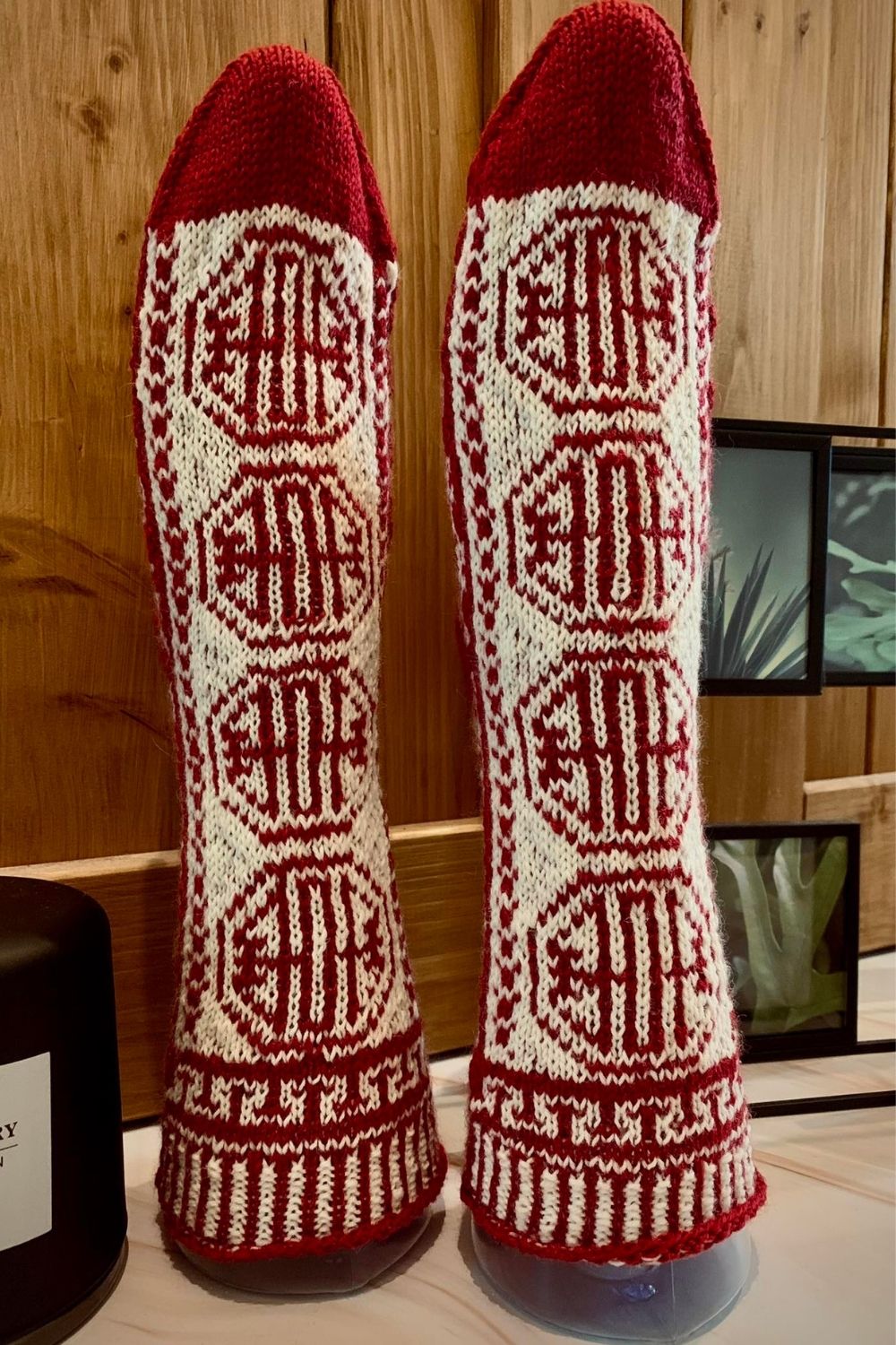 Socken Kyoto auf Sockenaufsteller präsentiert, mit Fokus auf das vordere Muster