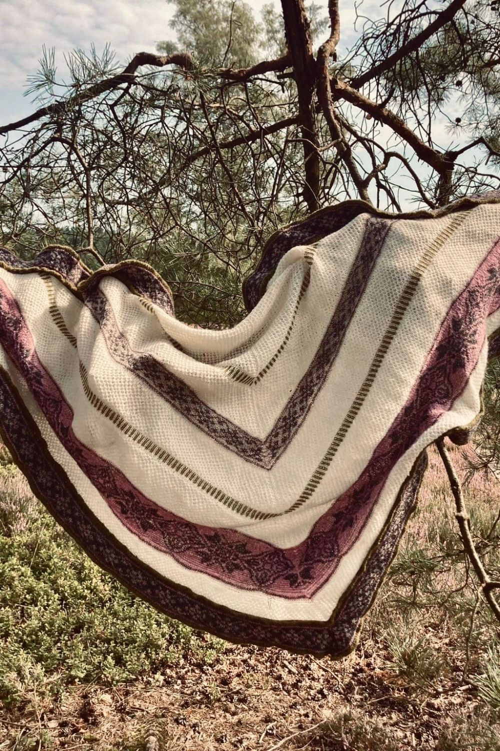 Tuch Fairy Glen aus der Highland Collection hängt über Baumstamm um das gesamte Muster zu sehen