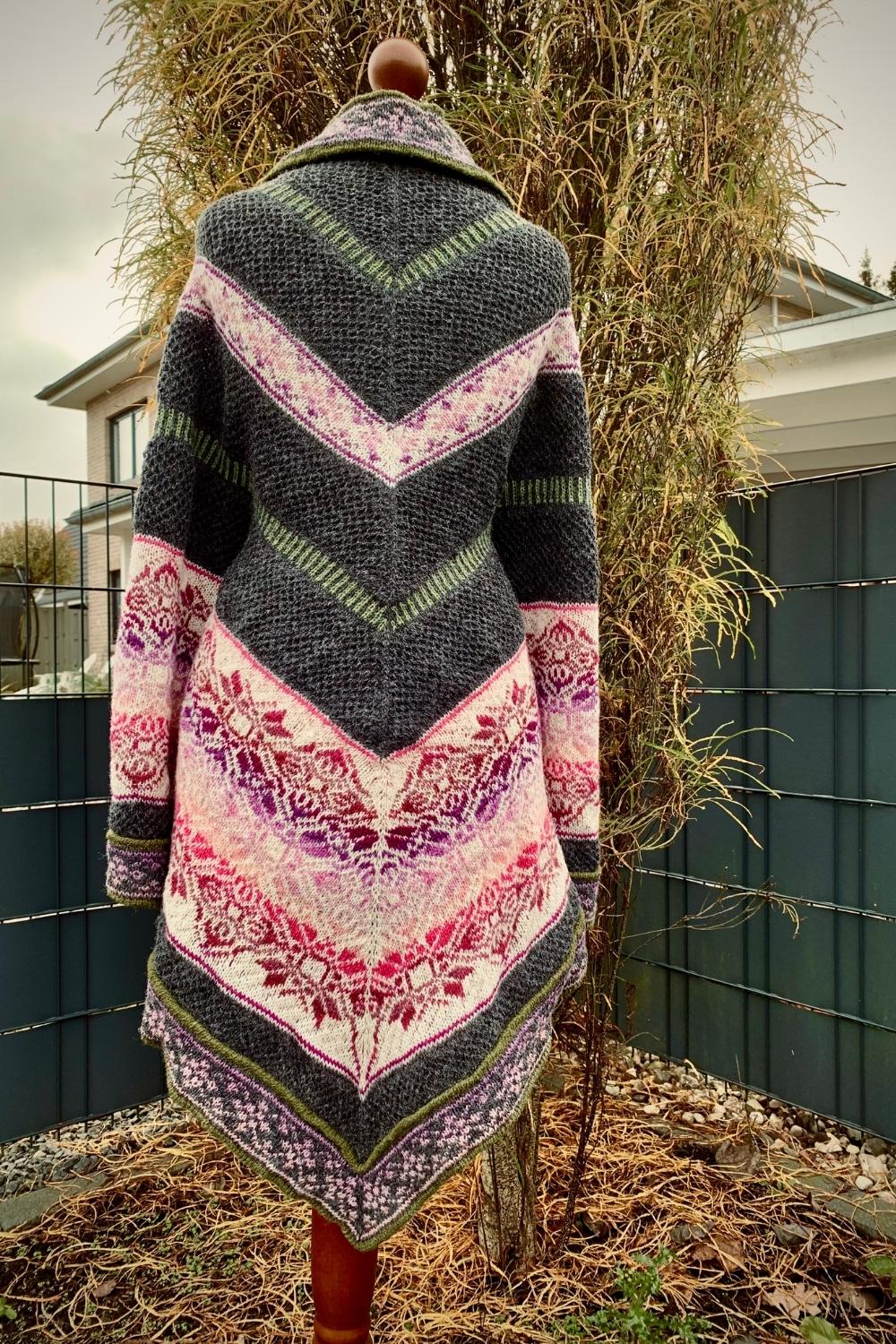 Stricktuch Fairy Glen auf Schneiderpuppe um das komplette Muster zu sehen im herbstlichen Garten