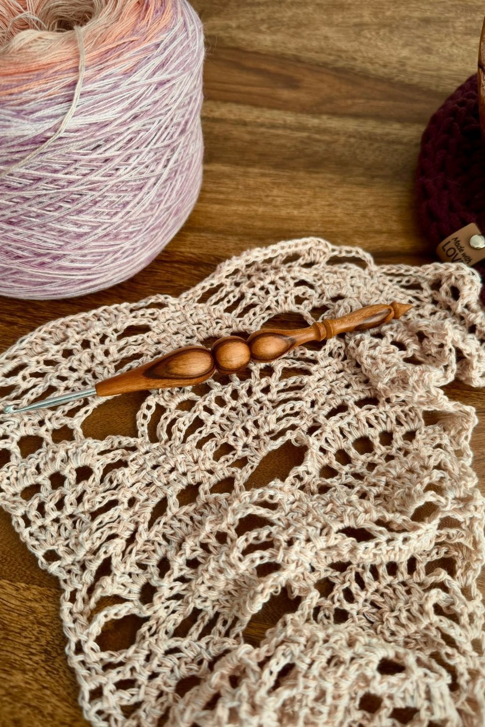 work in progress, Häkeltuch Akari aus der Japan Collection, mit handgedrechselter Häkelnadel und Bobbel im Hintergrund