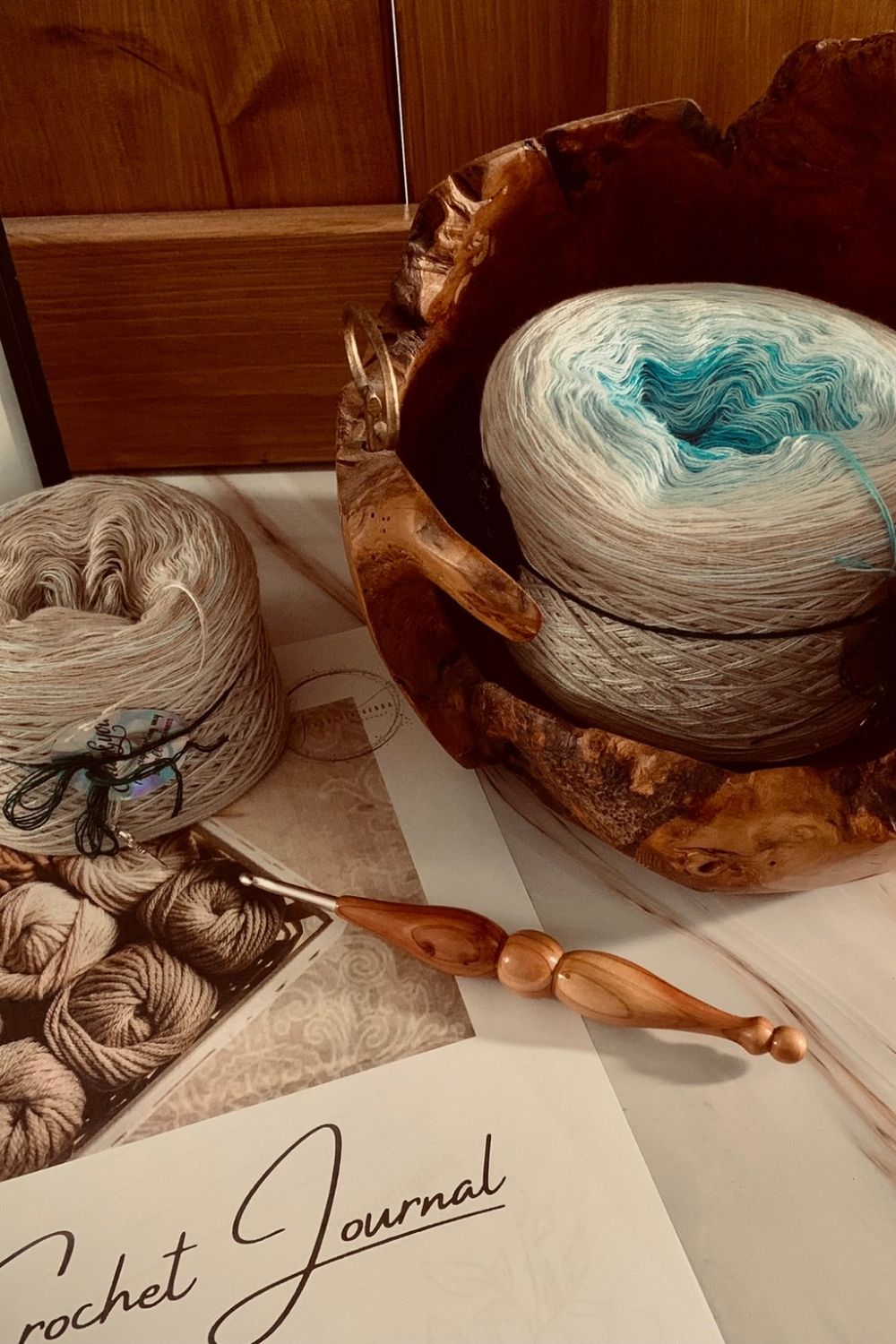 Häkeltuch Capo Bianco: benötigtes Material, Farbverlaufs-Bobbel, Häkelnadel mit Nadelstärke 4,5 und Crochet Jounal von Fräulein Gerda um das Projekt zu dokumentieren