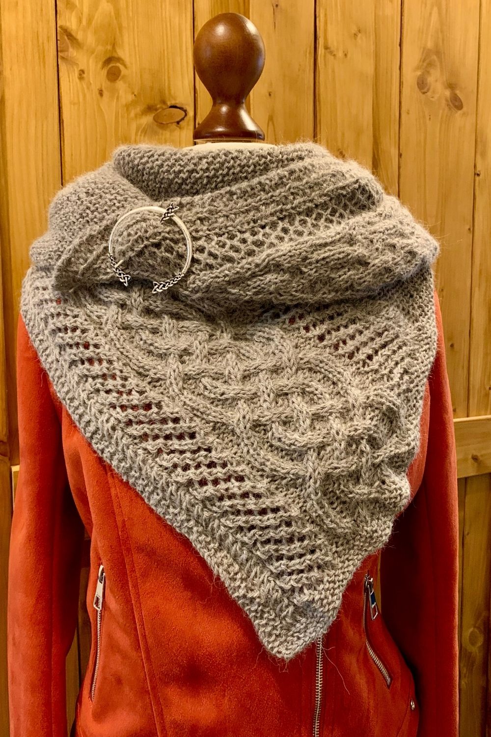 Strickanleitung für Tuch Celtic Mystery mit aufwändigen Zopf-Muster von Fräulein Gerda als PDF-Datei