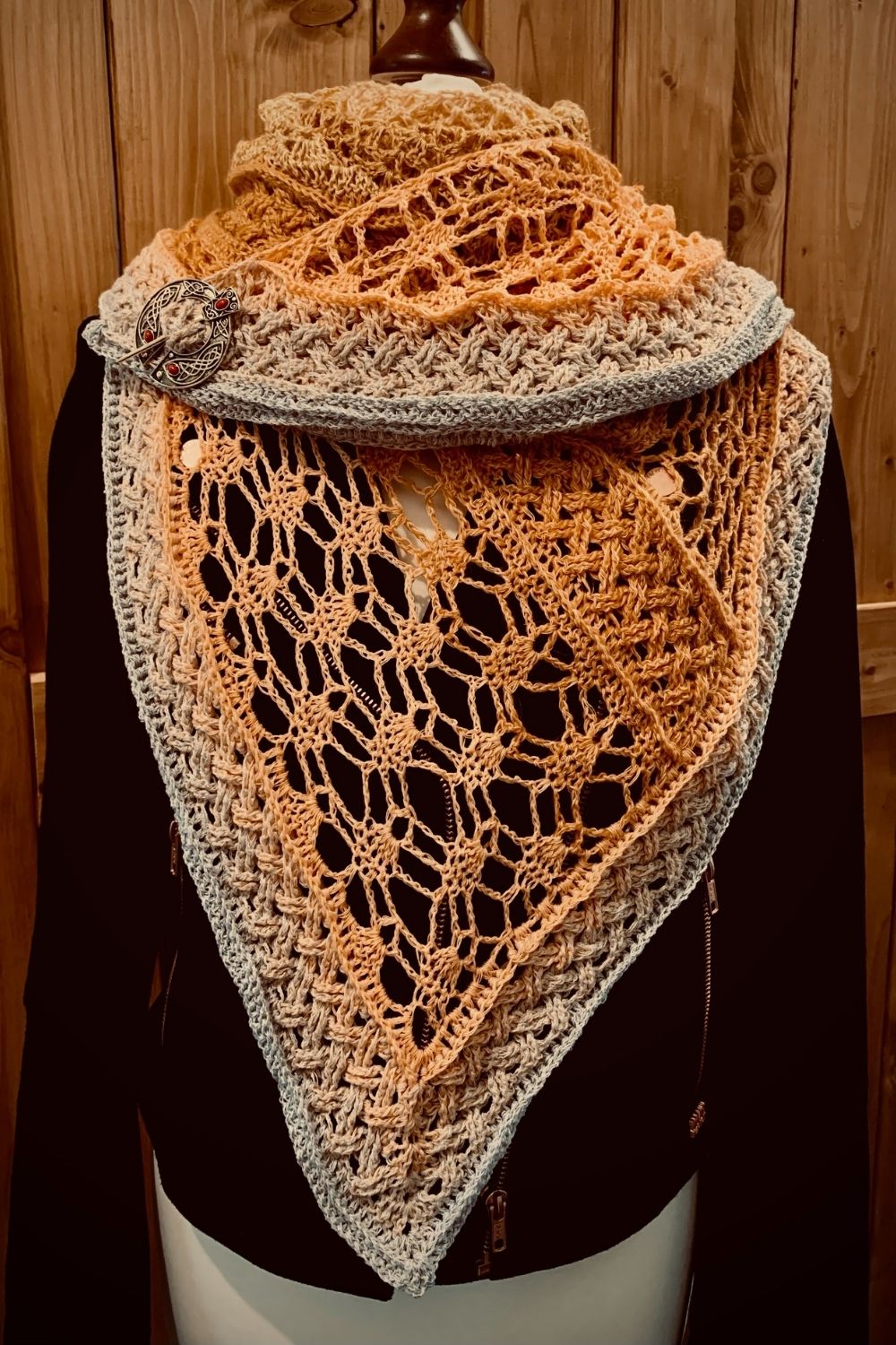 Tuch Frühlingserwachen mit gelbem Farbverlauf über schwarzer Lederjacke mit auffälliger Tuchnadel