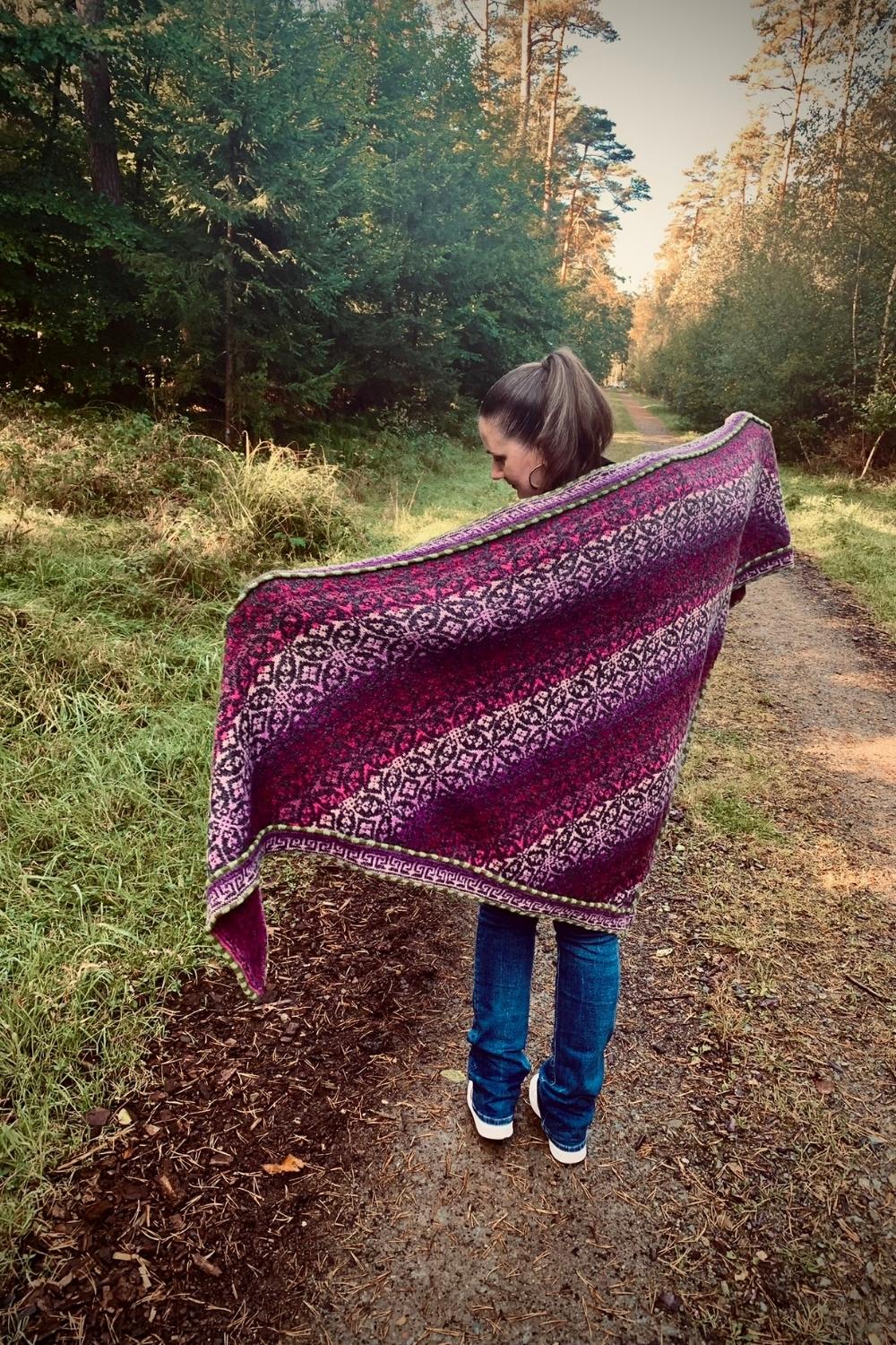 Stricktuch Kagarashi mit rosa Farbverlauf, von Bianca (Designerin) bei einem Waldspaziergang getragen