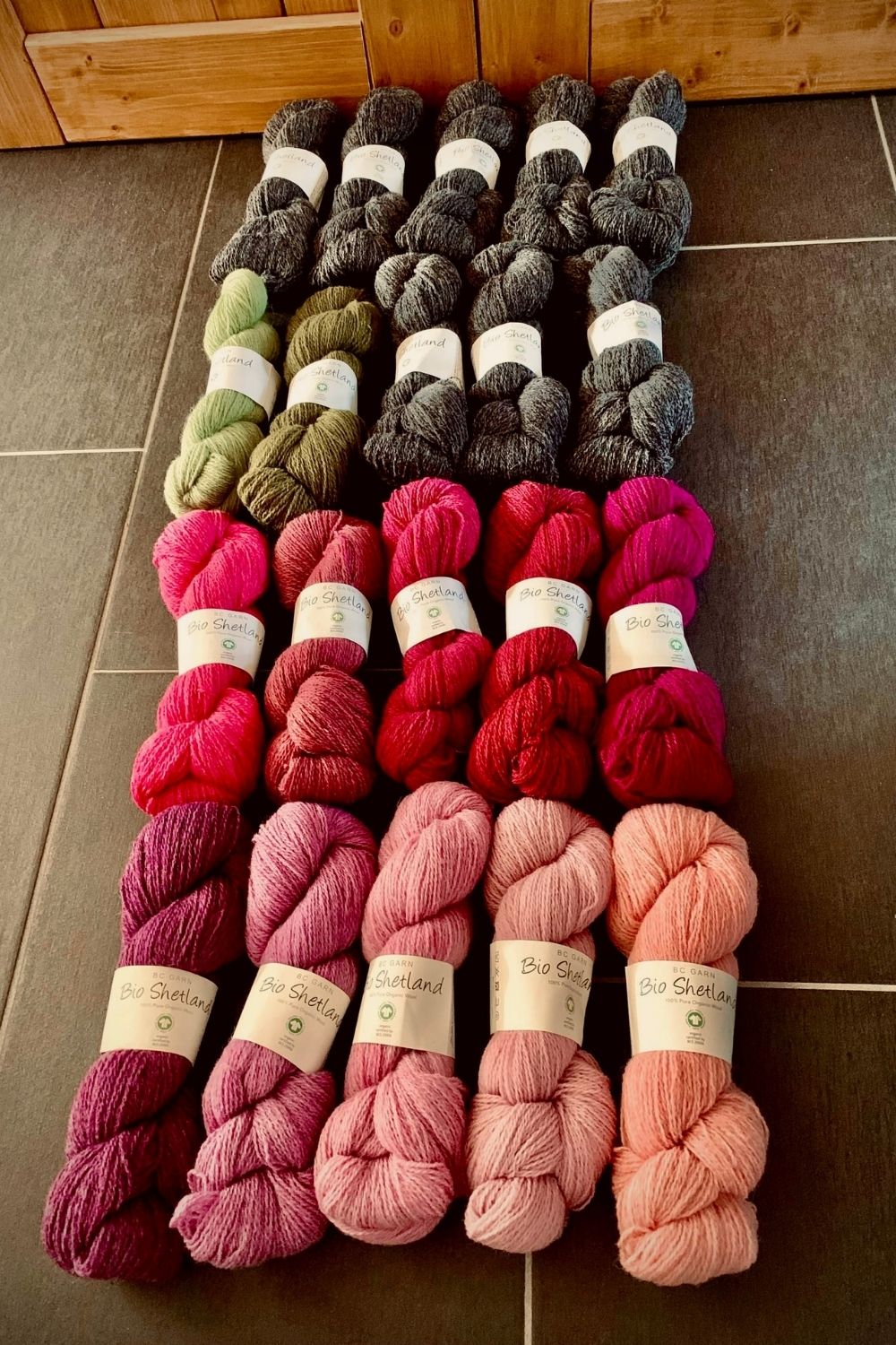 Wolle Shetland von BC Garn für das Tuch Kogarashi, verschiedene Farben für einen sanften Farbverlauf