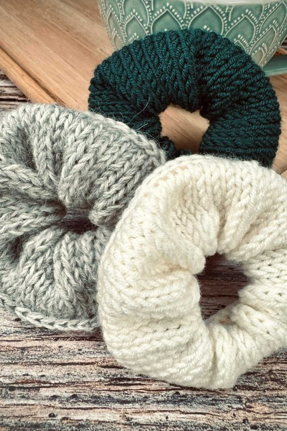 3 Scrunchies ins verschiedenen Farben aus unterschiedlicher Wolle