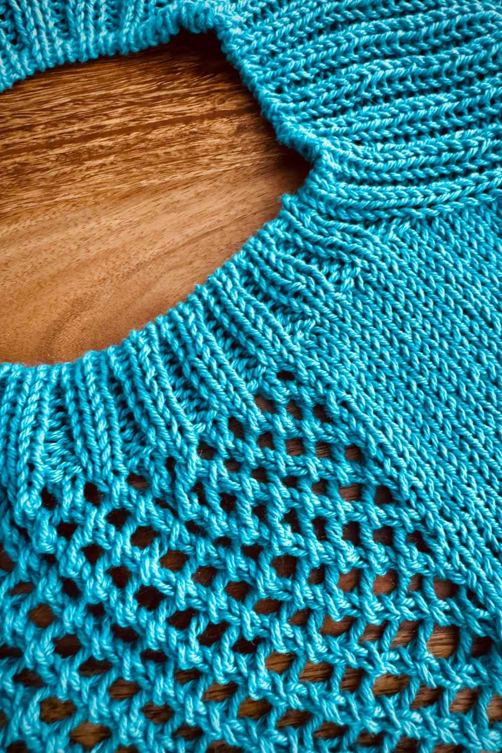 Detailansicht Slipover mit offenen Seiten in der Farbe Türkis