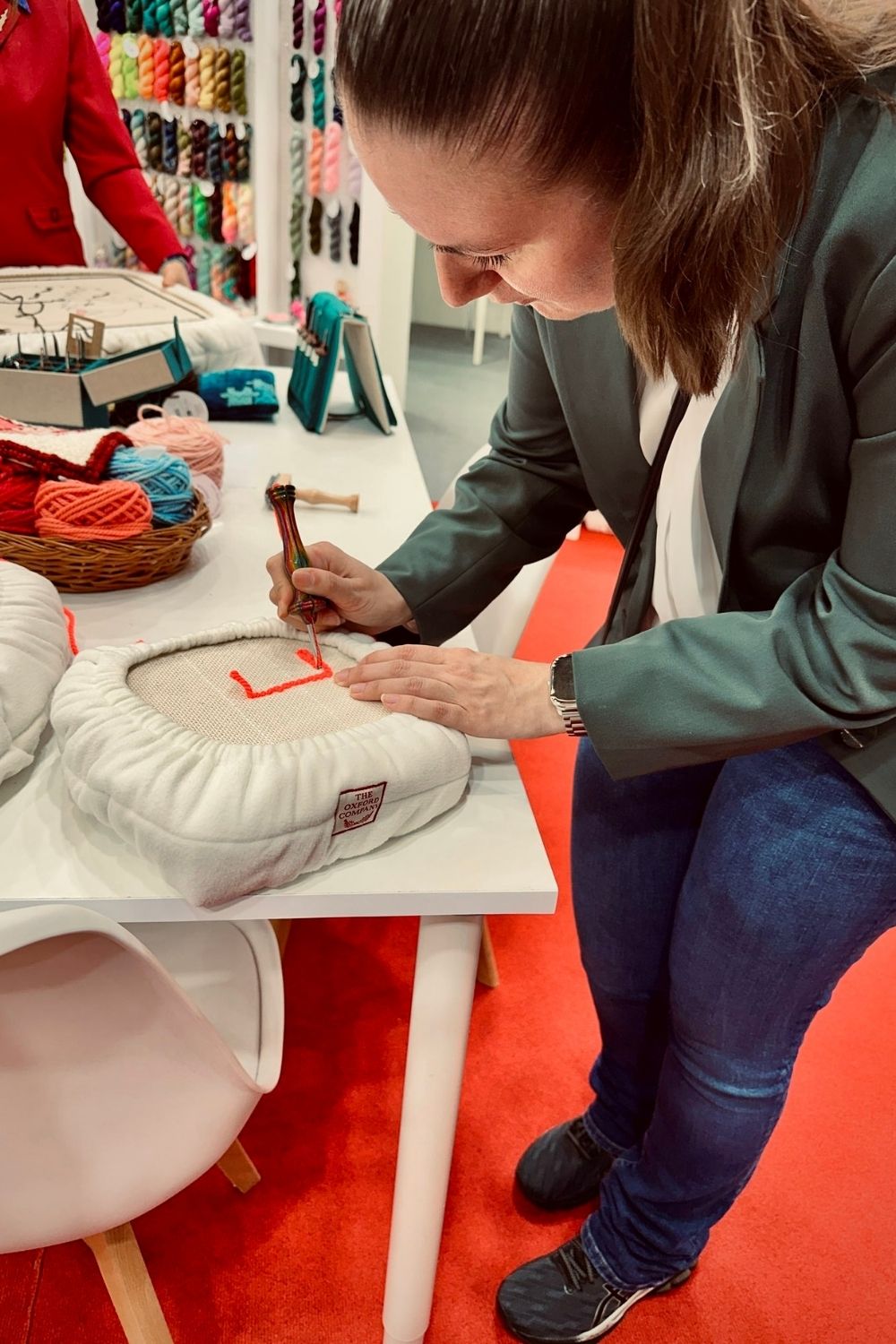 Bianca beim Punching am Stand von Knitpro und The Oxford Company