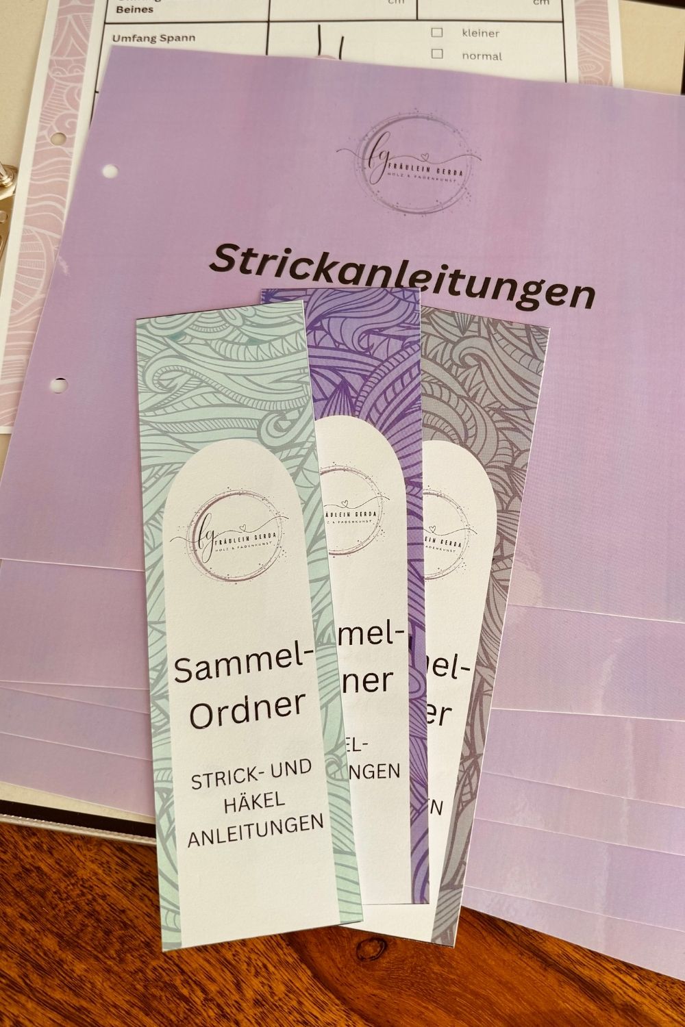Etiketten, Register und Sammeldateien für den Sammelordner auf dem Tisch verstreut