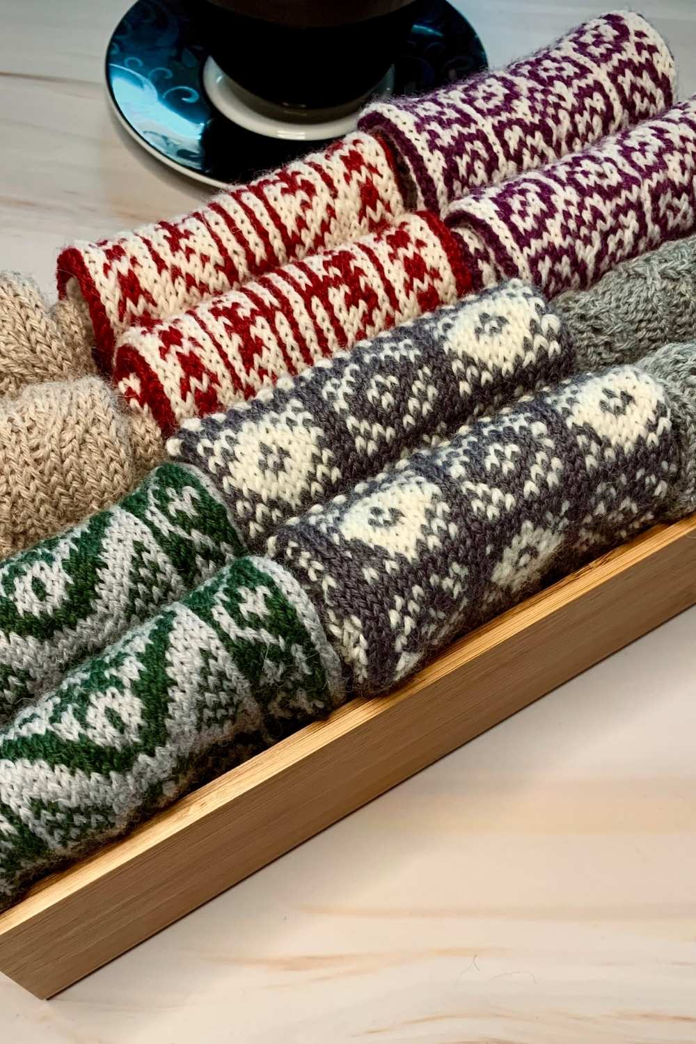 kleine Holzkiste mit 6 Paar Socken sortiert