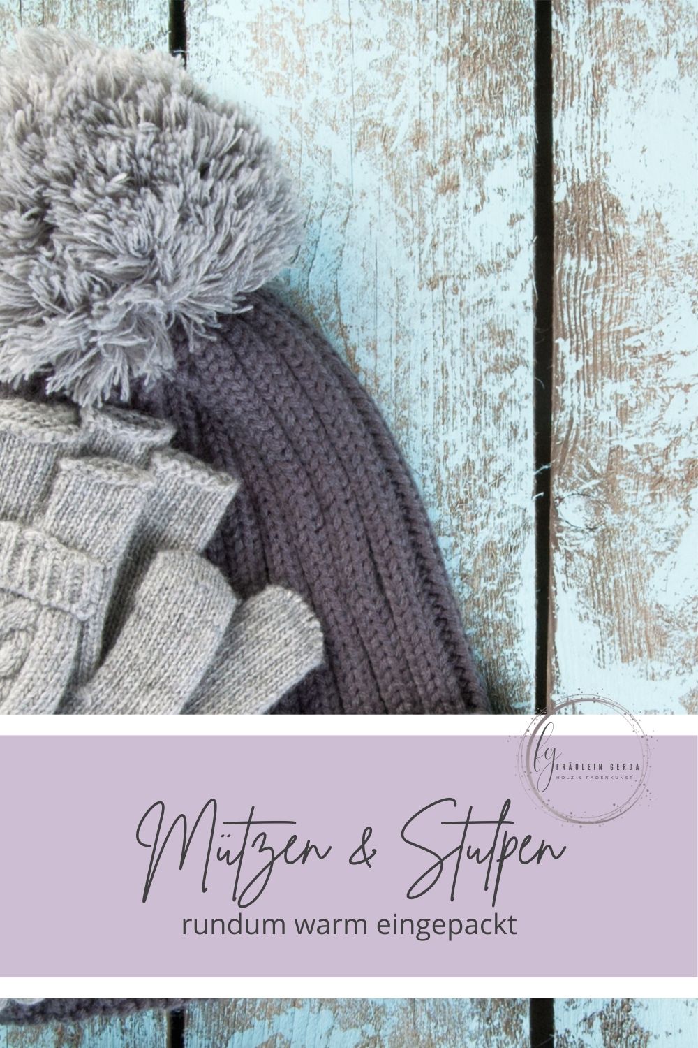 Dunkelgraue gestrickte Mütze mit Bommel und hellgrau Stulpen mit Zopfmuster, Fräulein Gerda Logo und Schriftzug Mützen und Stulpen