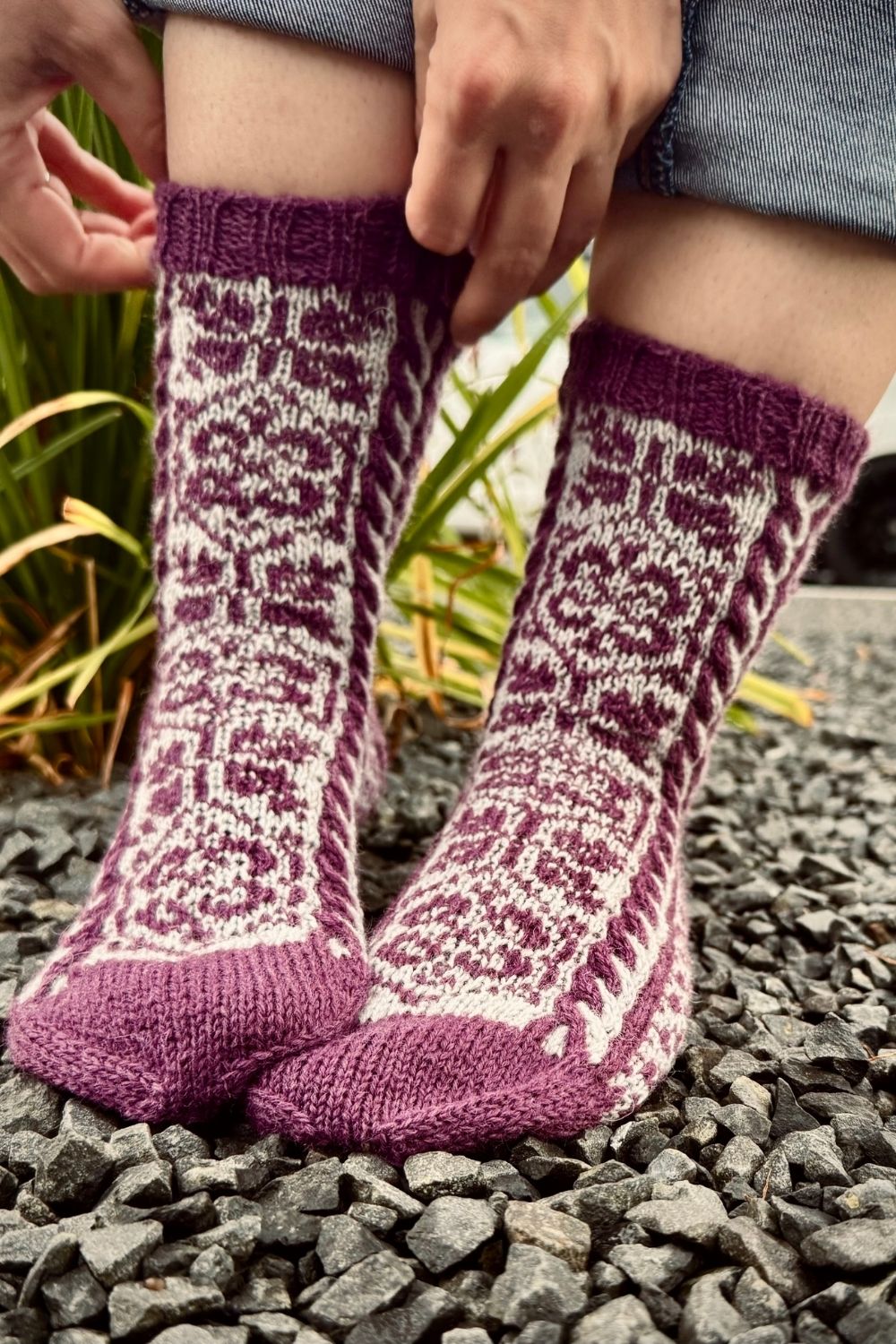 Getragene handgestrickte Socken Lost Gardens of Heligan im Garten, in den Farben Lila und Natur