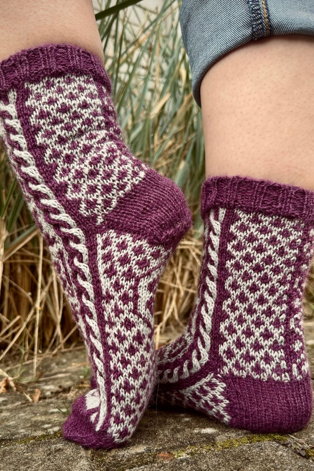 Seitenansicht auf die Socken Lost Gardens of Heligan mit Fokus auf den zweifarbigen Zopf