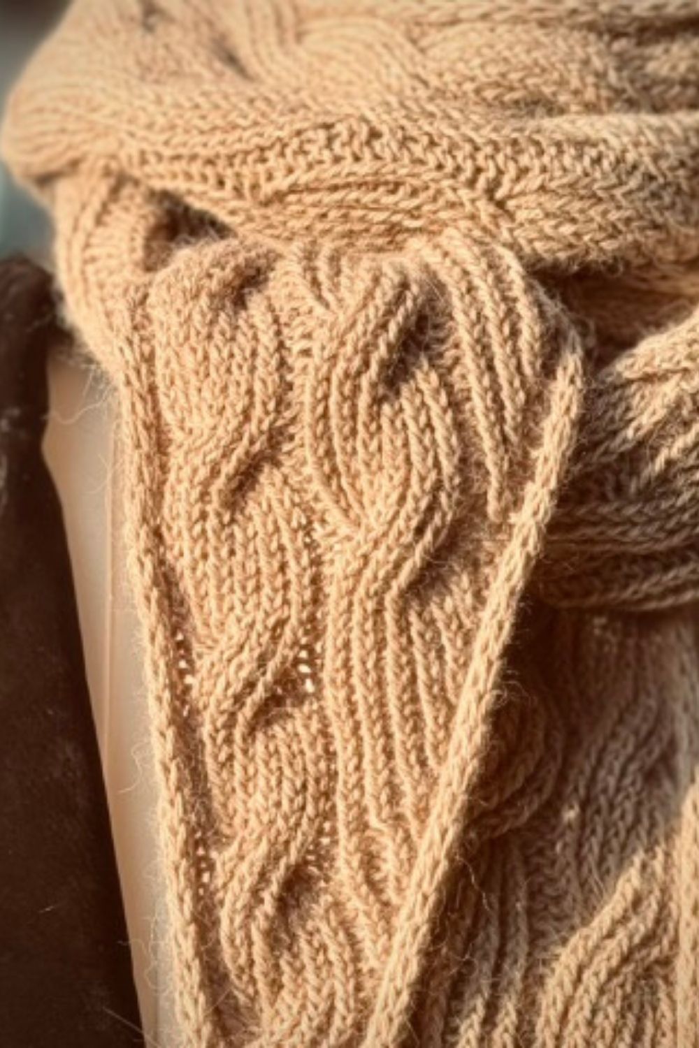 Strickanleitung für Minischal Wanderdüne mit Zopfmuster von Fräulein Gerda als PDF-Datei