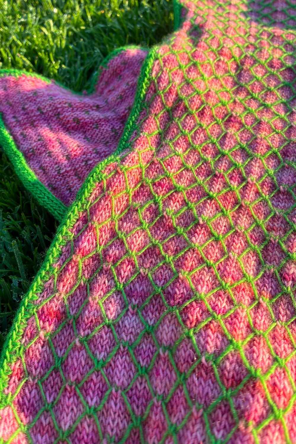 Nahaufnahme Muster vom Schal Diamond Beach in den Farben Pink und Giftgrün