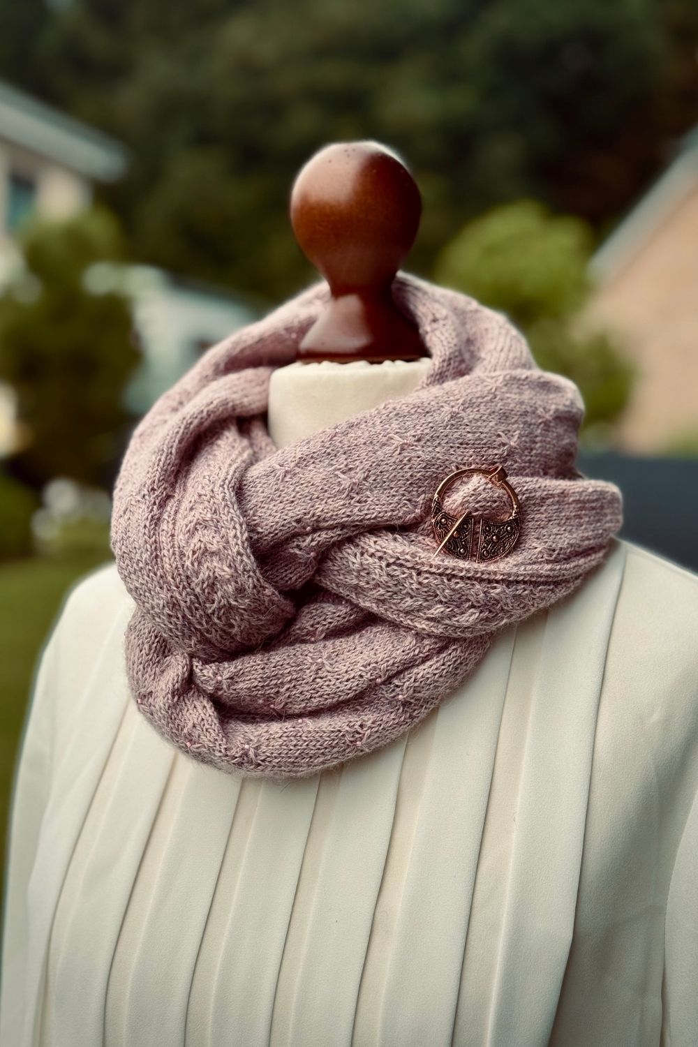 Strickanleitung für Schal Lyra mit eingestickten Perlen, mit 4 Varianten von Fräulein Gerda als PDF-Datei 