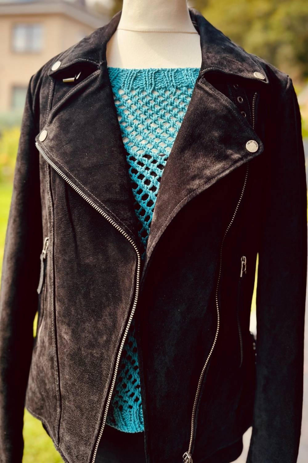 Slipover Tide and Treasure auf Schneiderpuppe mit schwarze Lederjacke