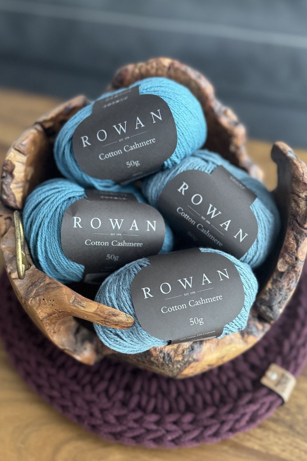 Baumwollgarn mit Cashmere von Rowan in türkis für den Slipover Tide and Treasure in einer Garnschale
