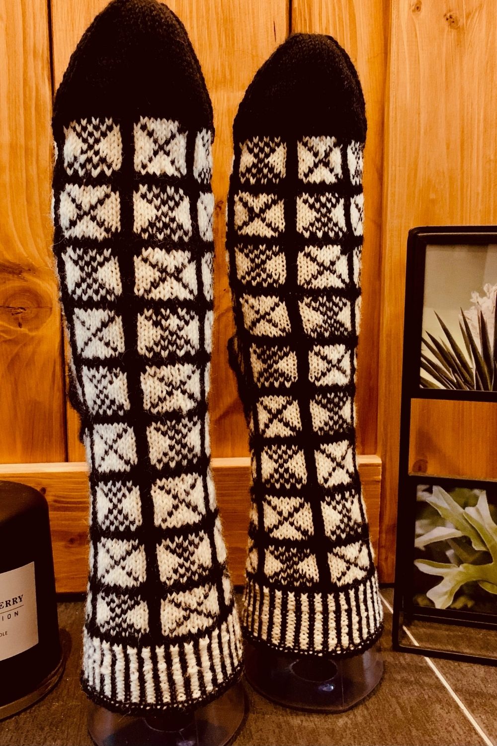Handgestrickte Socken Crois mit zweifarbigen Muster (Fair Isle)