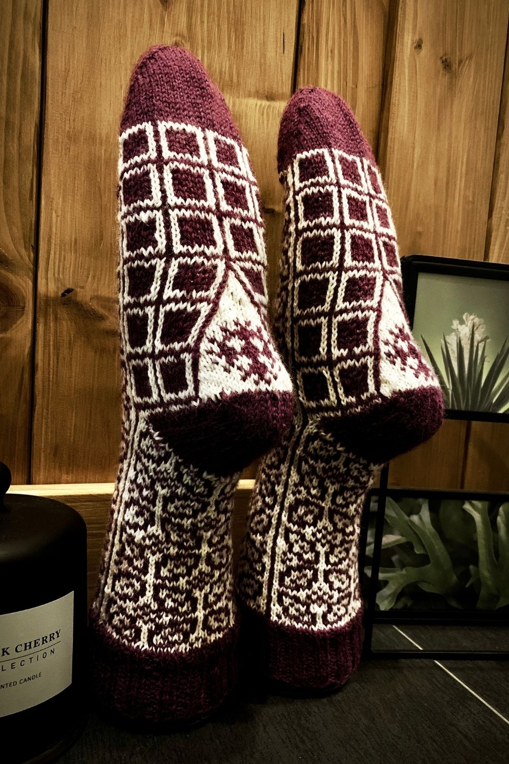 Socken Hanami auf Sockenaufsteller präsentiert mit Fokus auf die besondere Sohle