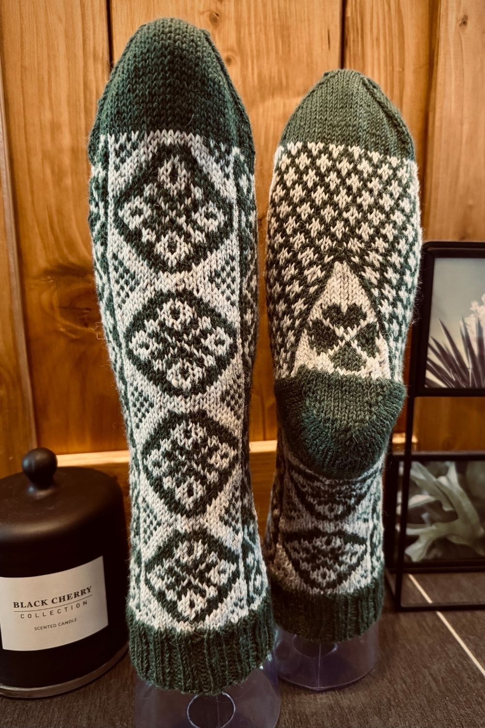 Saint Patrick Socken auf Sockenaufsteller präsentiert um beide Seiten und Ferse zu zeigen