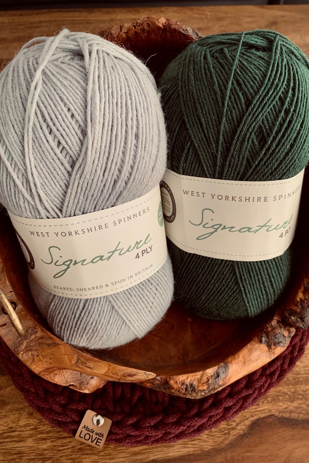 Materialübersicht für Saint Patrick Socken, verwendete Wolle West Yorkshire Spinners Signature und Stricknadeln in der Nadelstärke 2,5