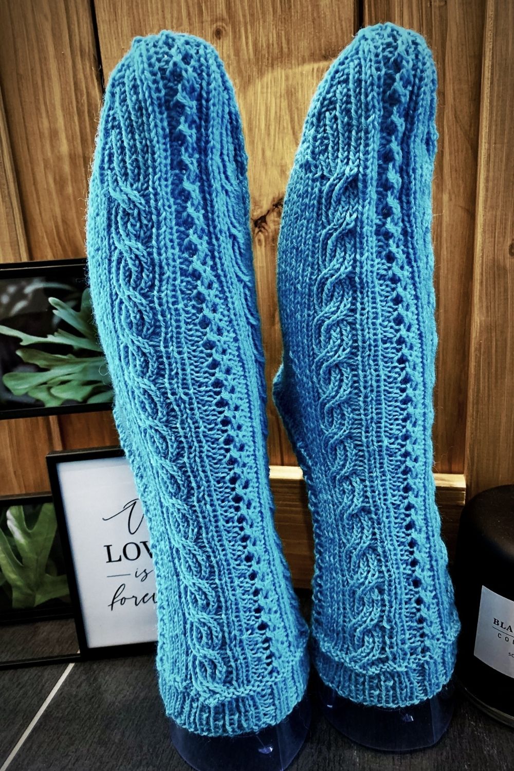 Strickanleitung für Socken Wanderdüne mit Zopfmuster für Fortgeschrittene von Fräulein Gerda als PDF-Datei