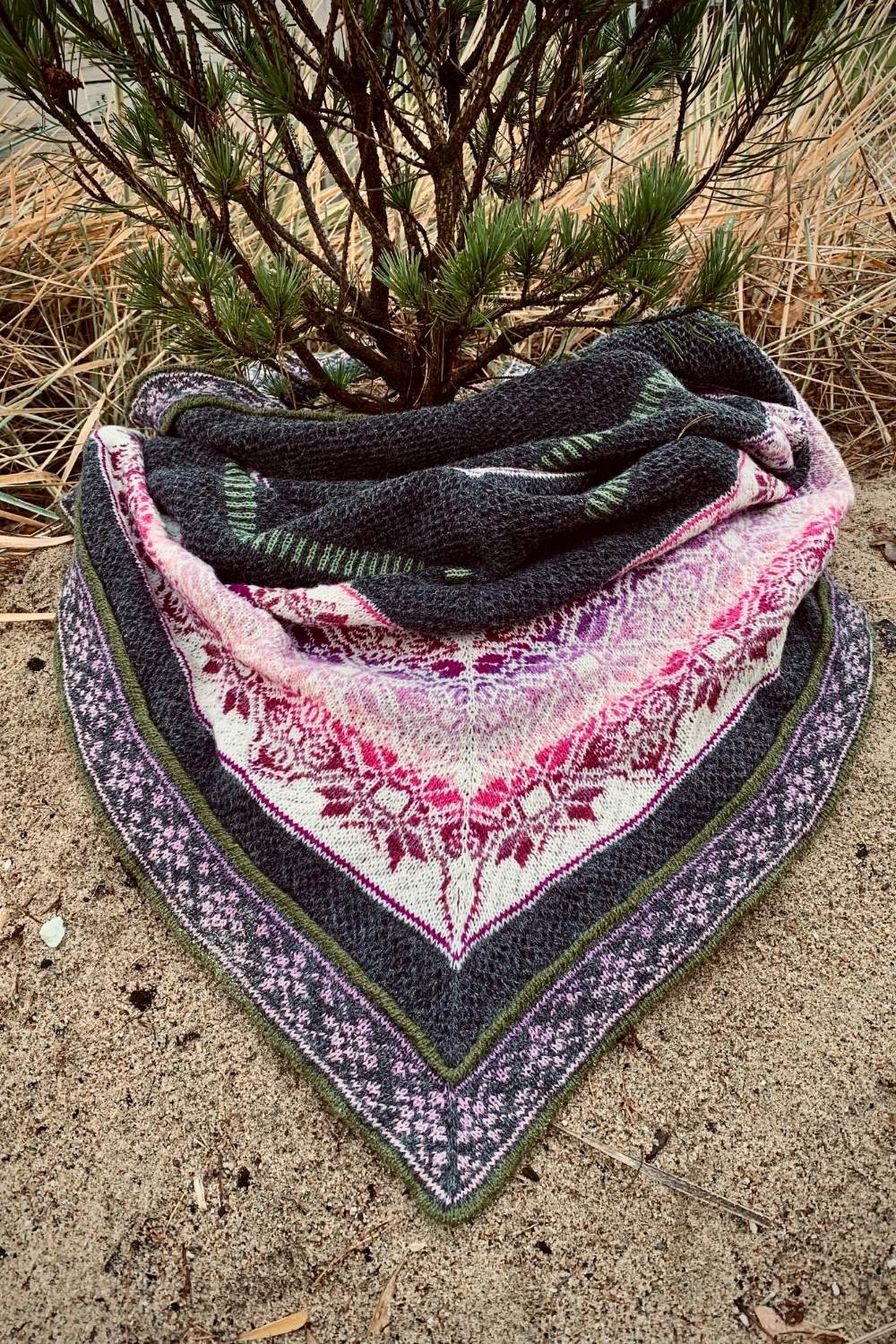 Tuch Fairy Glen mit Mustermix mit Fokus auf dem Rand mit Fair-Isle-Muster und Biese