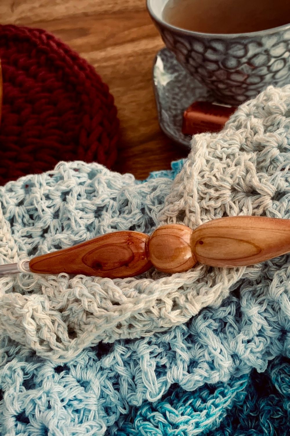 Work in progress, mit Teetasse und handgedrechselter Häkelnadel von Fräulein Gerda