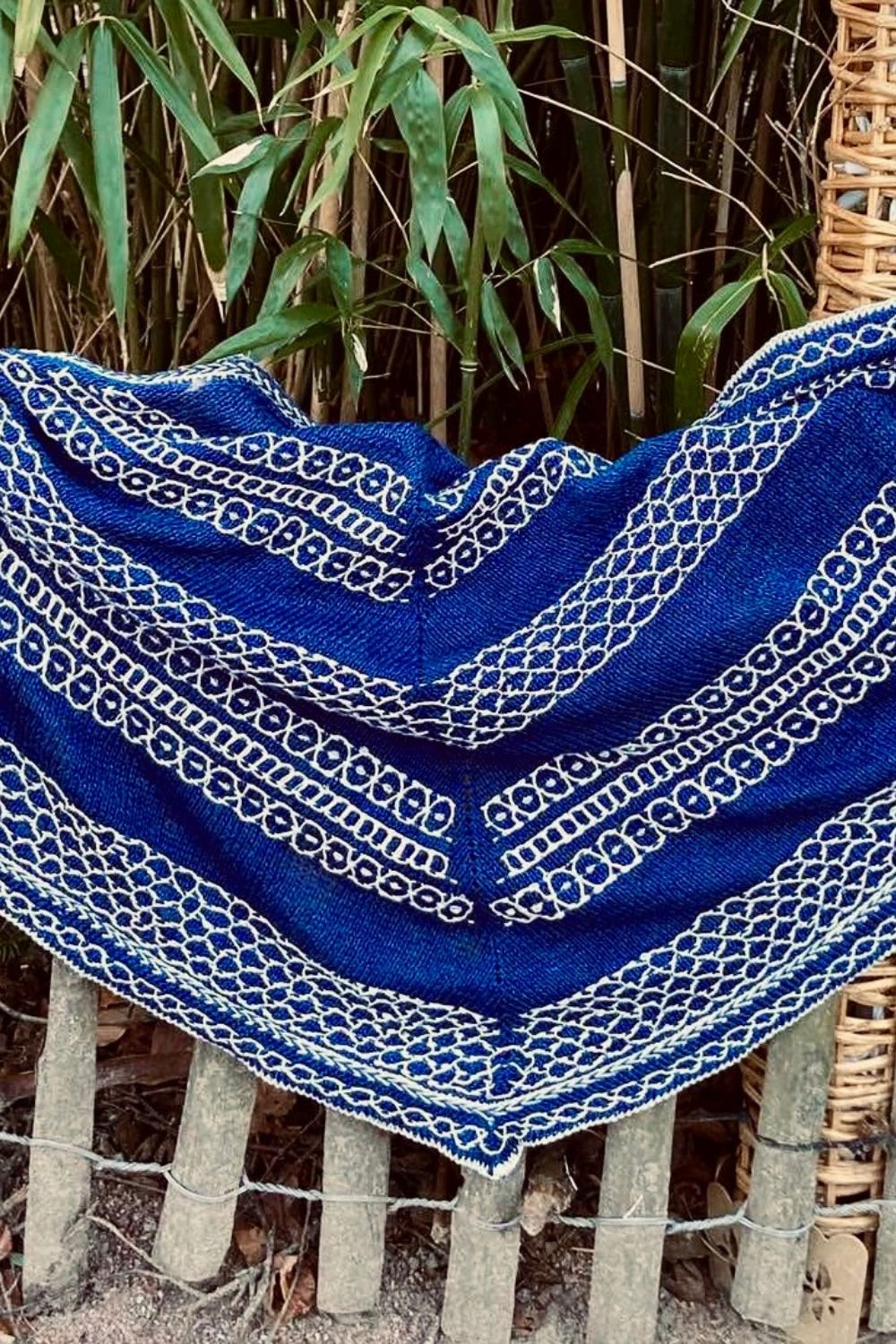 Stricktuch Kodawari in blau mit weißem Sashikomuster hängt über Zaun, um das Tuch in voller Breite zu sehen