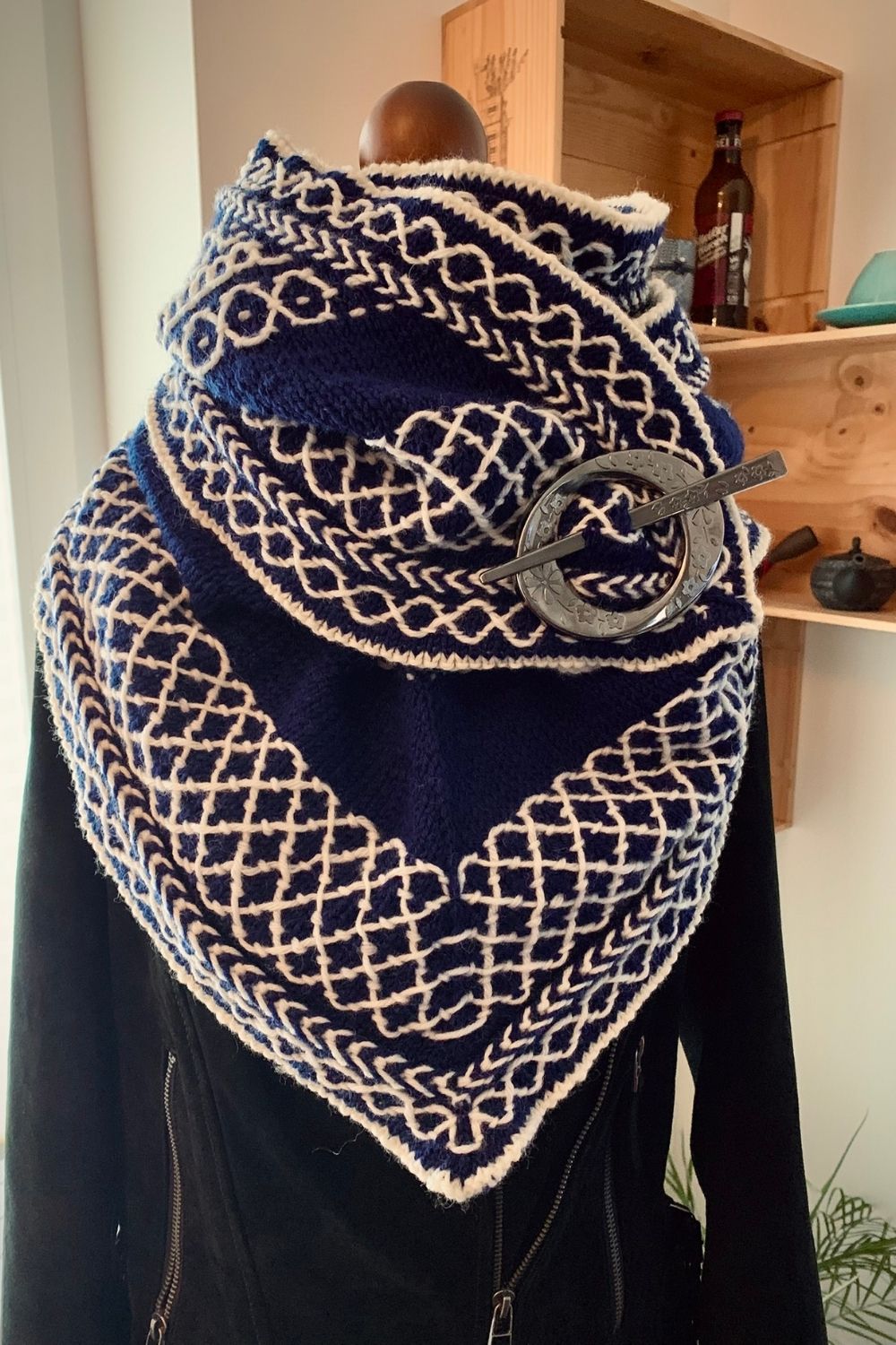 Strickanleitung für Tuch Kodawari mit Sashikomuster von Fräulein Gerda als PDF-Datei