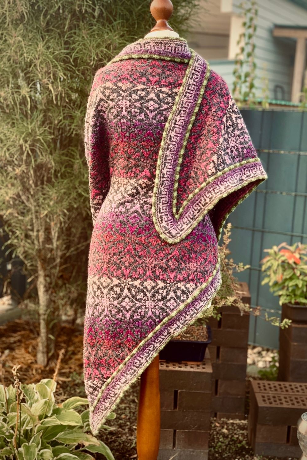 Strickanleitung für Tuch Kogarashi aus der Japan Collection mit Fair Isle Muster von Fräulein Gerda als PDF-Datei