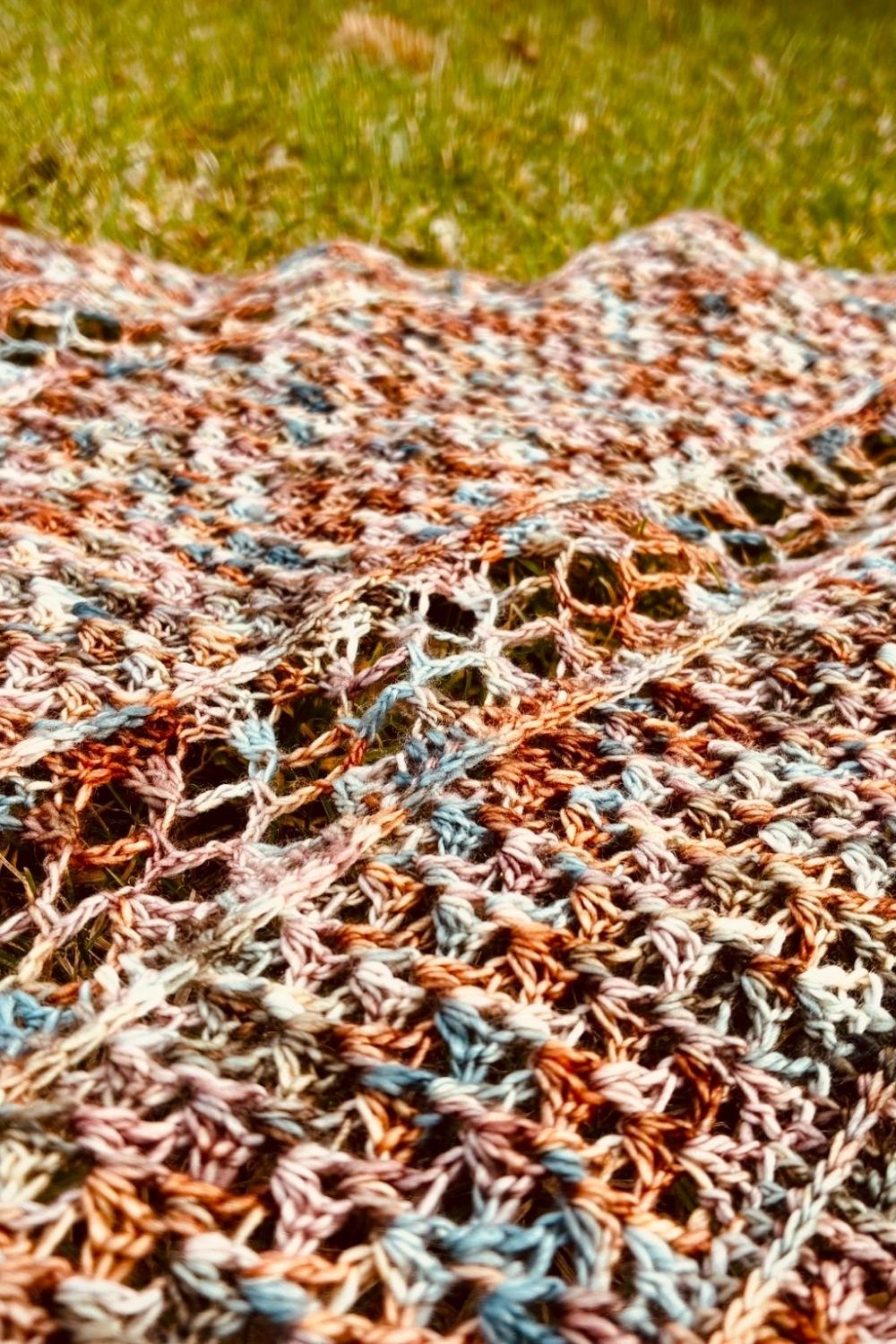 Detailaufnahme des Haekelmusters mit bunter Wolle